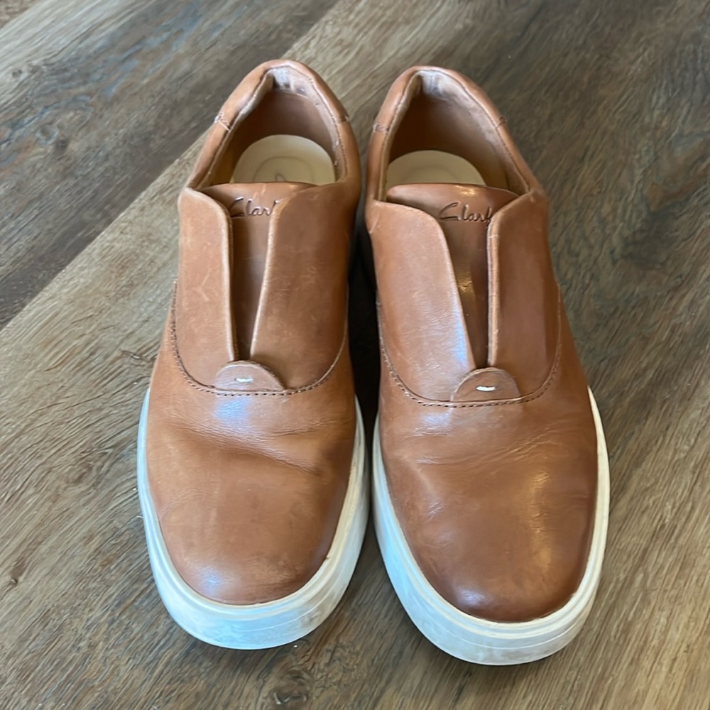 Clarkes SZ 7.5 Chelsea Crew Cushion Plus slip on leather upper shoes. Preowned.